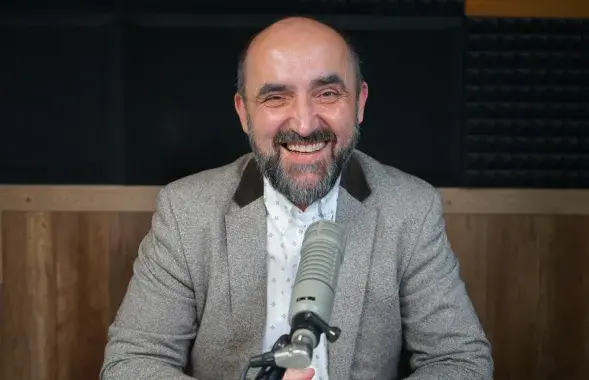 Эканамічны блогер і прадпрымальнік Аляксандр Кныровіч у студыі Еўрарадыё
