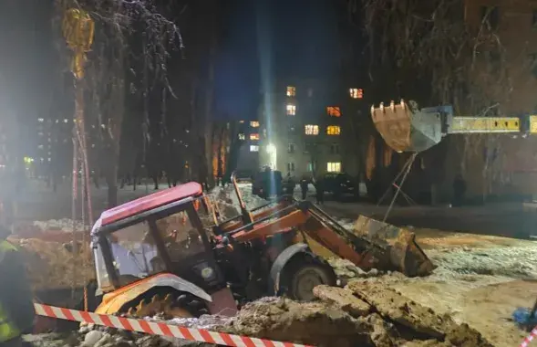 Эскаватар апынуўся ў яме, якую капаў
