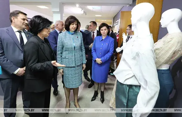 Наталля Качанава падчас адной са сваіх рабочых паездак / Белта
