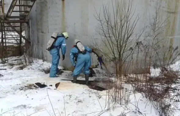 Ратавальнікі каля бочкі з калійна-аміячнай сумессю
