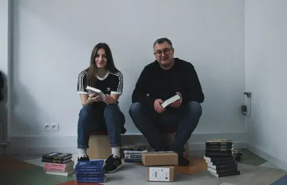 Наста Карнацкая и Андрей Янушкевич в варшавском помещении "Кнігаўкі"
