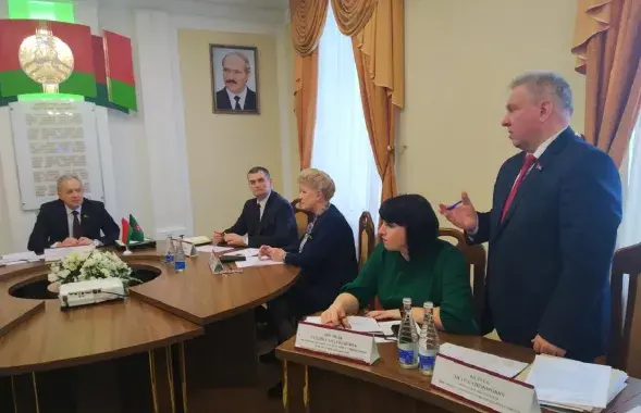 Ігар Сергеенка (злева) на нарадзе з чыноўнікамі на Віцебшчыне

