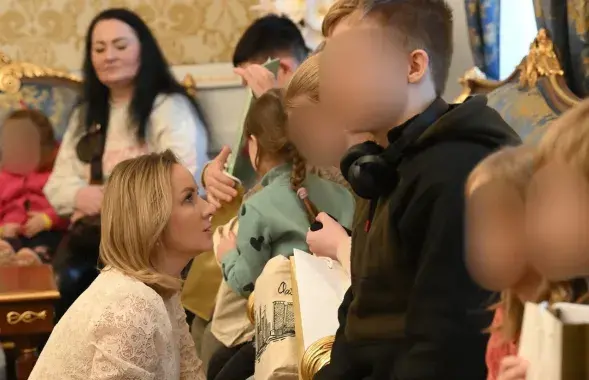 Дзеці ў амбасадзе Катара
