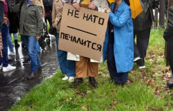 Плакат на акции в Париже, посвященной выборам в России
