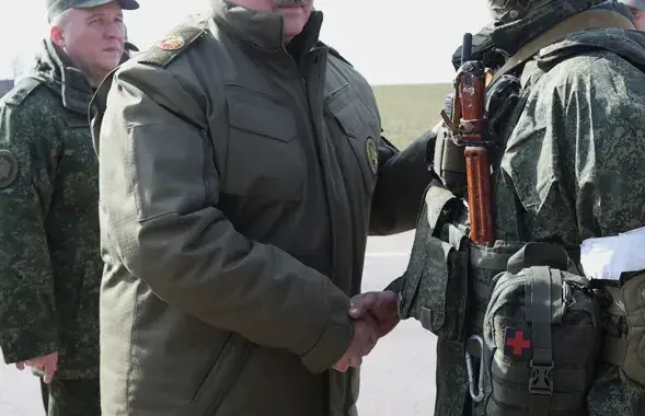 Александр Лукашенко во время поездки в Ошмянский район
