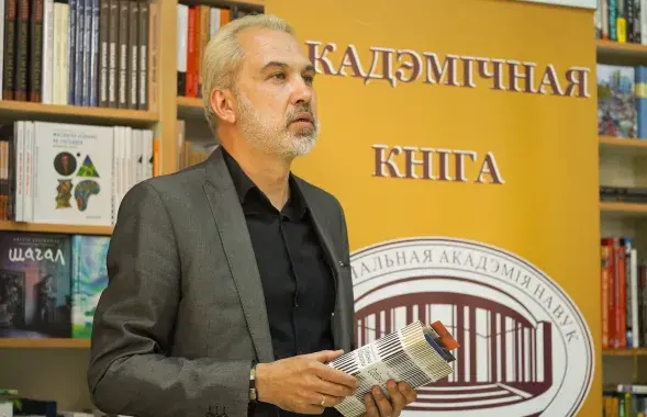 Ольгерд Бахаревич с&nbsp;романом "Собаки Европы" в минской "Академкниге" в 2019 году
