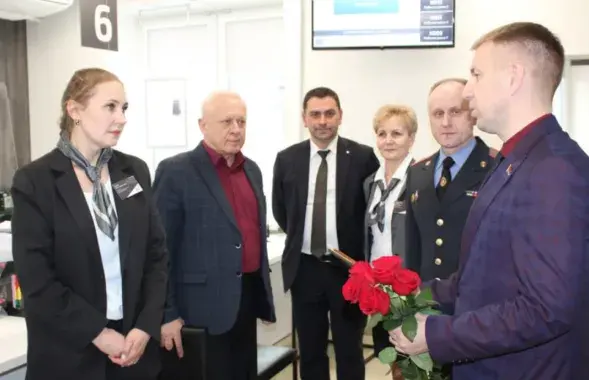 Банковской работнице вручили благодарность и ценный подарок
