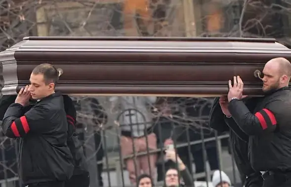 Труну з Аляксеем Навальным нясуць у храм&nbsp;
