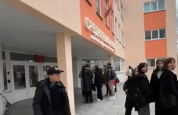 Усіх вучняў вывелі з будынка яшчэ да прыезду ратавальнікаў

