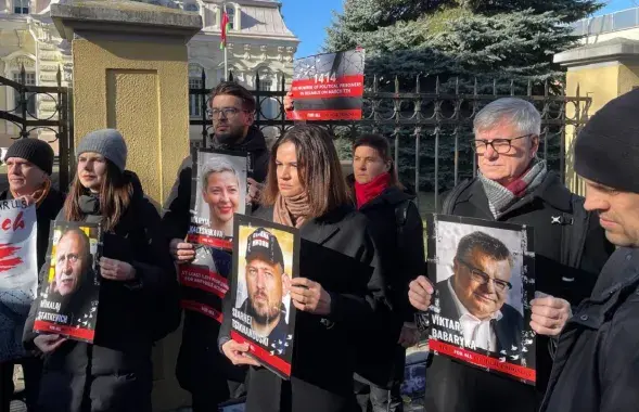 Светлана Тихановская возле посольства РБ в Вильнюсе
