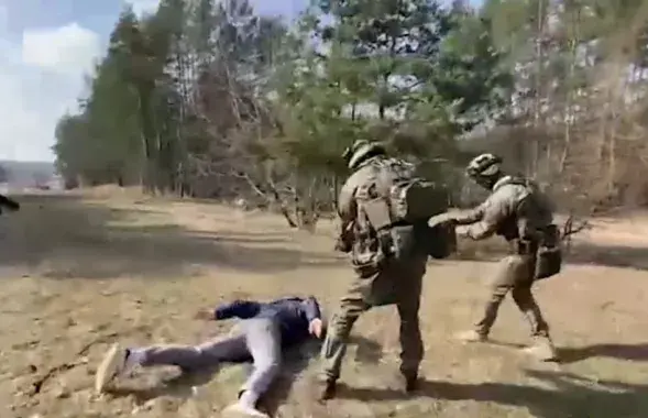 Таксиста задерживали вооруженные силовики
