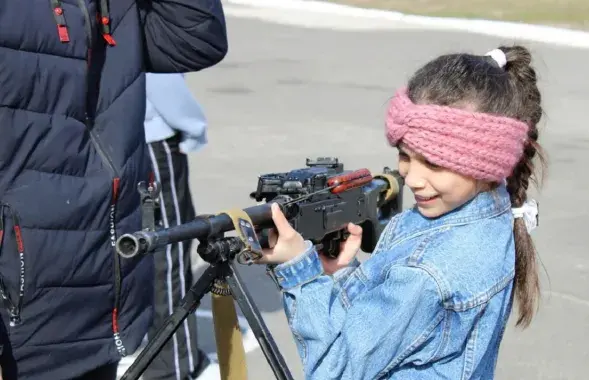 Раздают оружие, "чтобы просто подержали его в руках"
