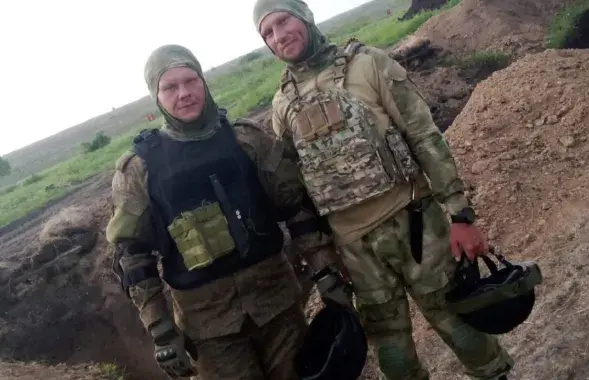 Анатолий Тихонов (слева) на войне
