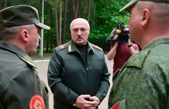 Александр Лукашенко с военнослужащими, иллюстративное фото

