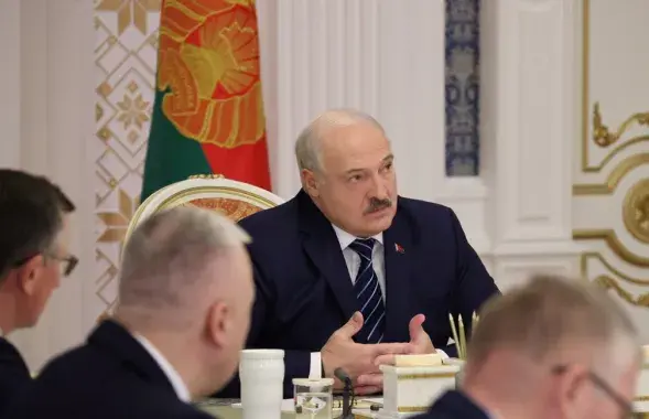 Лукашэнка ўстурбаваўся колькасцю банкаў
