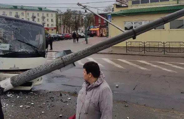 Автобус сбил столб
