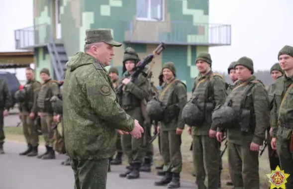 Міністр абароны Віктар Хрэнін з беларускімі вайсковаабаязанымі, ілюстрацыйнае фота
