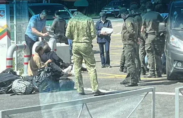 Они стояли и сидели на проезжей части в пункте пропуска
