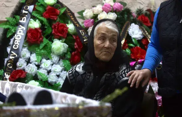 Алена Міронаўна Ашурак на развітанні з сынам
