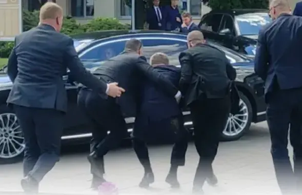 Праз секунды пасля замаху на прэм'ер-міністра Славакіі
