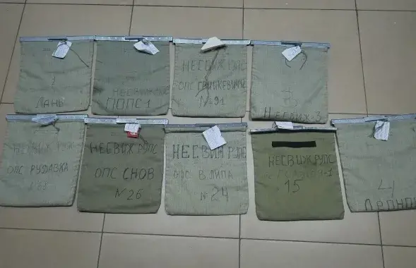 Інкасатарскія мяшкі выпалі на дарогу
