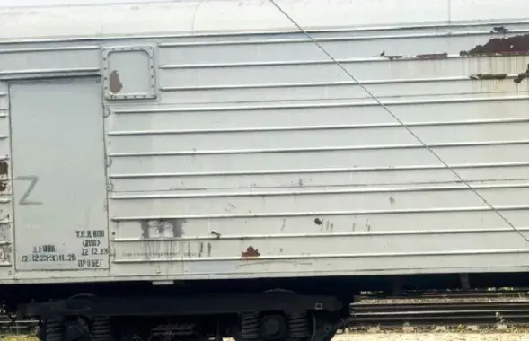 Букву на вагоне нарисовали серой краской
