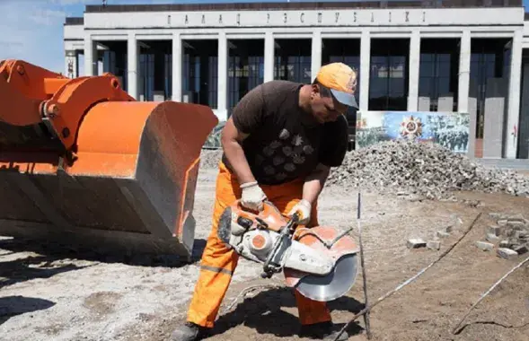 &nbsp;Гарадскія ўлады вырашылі памяняць усю тратуарную плітку
