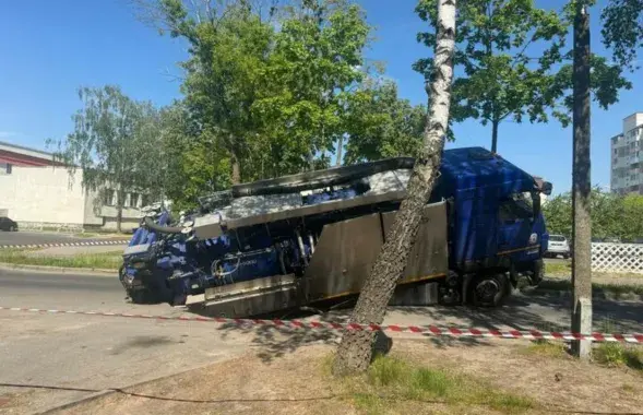 Аўтамабіль водаканала праваліўся пад асфальт
