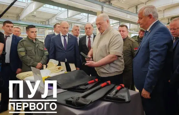 Лукашэнку паказалі сякеры
