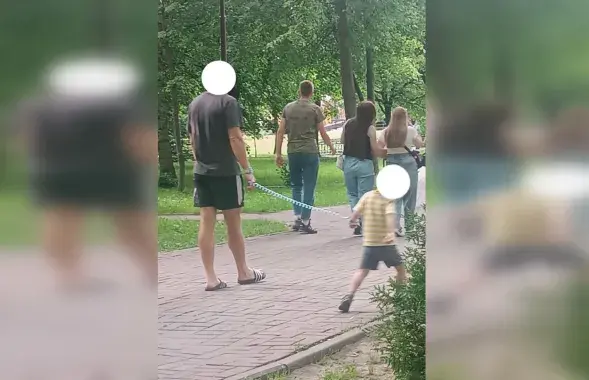 Ребенок на поводке
