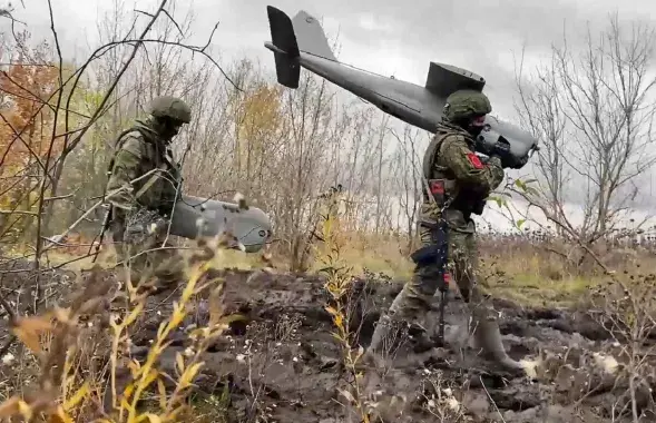 Российские военные с беспилотником
