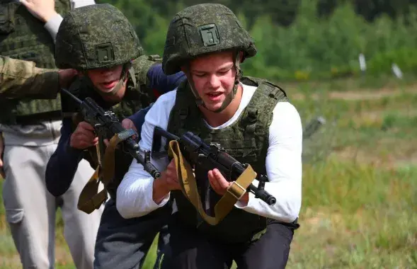 Школьников отправили в атаку на "вражеские окопы"
