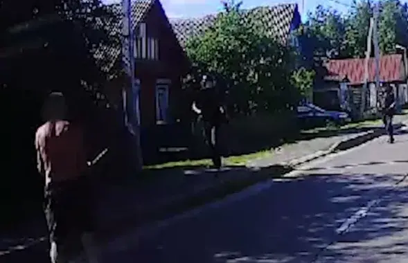 Мужчина с ножом бросался на людей в Буда-Кошелево
