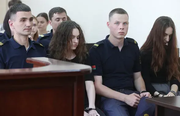 Дзяўчат трымалі ў кайданках
