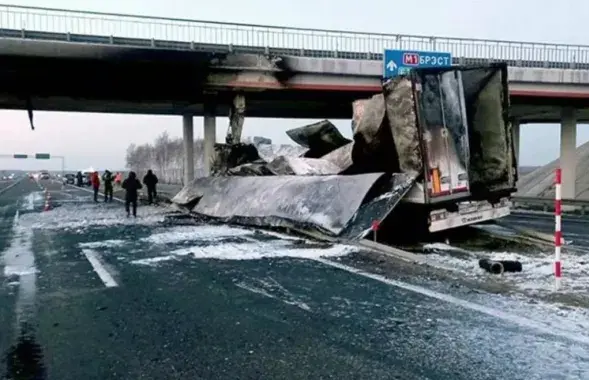 Фура повредила мост
