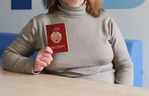 Міліцыянеры правяралі дакументы, а жанчына паказала ім савецкі пашпарт (ілюстрацыйнае фота)

