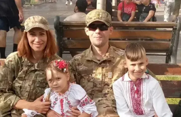 Алена Гергель і Васіль Парфянкоў са сваімі дзецьмі
