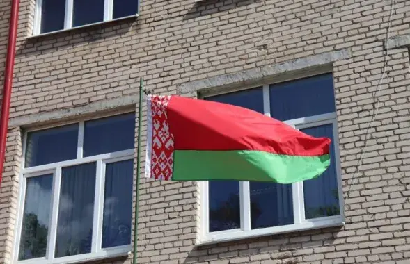 Чырвона-зялёны сцяг на адміністрацыйным будынку, ілюстрацыйнае фота
