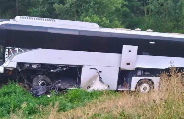 Автобус оказался в кювете
