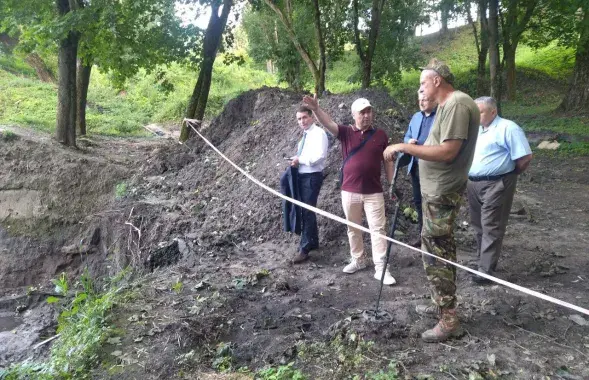 Вадзім Лакіза (з паднятай рукой) на гарадзішчы на Менцы
