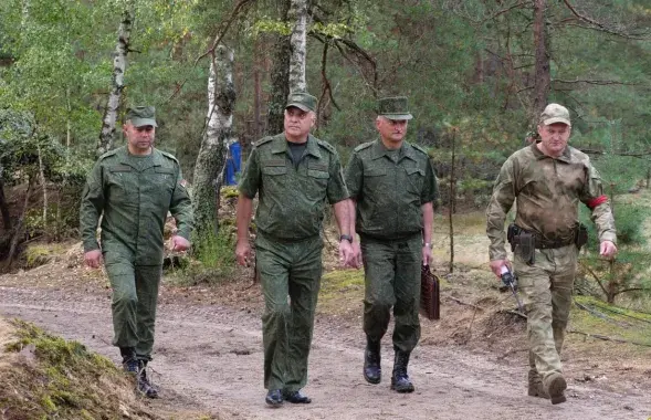 На прошлой неделе войска возле границы с Украиной инспектировал госсекретарь Совбеза Александр Вольфович
