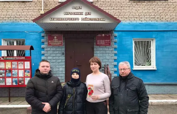 Немногочисленные участники "военно-патриотического клуба "Патриот" пришли поздравить милиционеров в Бешенковичах
