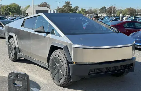 Серыйны Cybertruck на паркоўцы завода Tesla ў Фрэмонце

