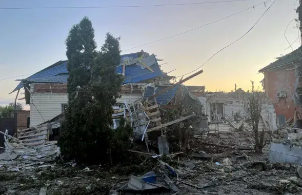 Обстрелянный дом в городе Суджа
