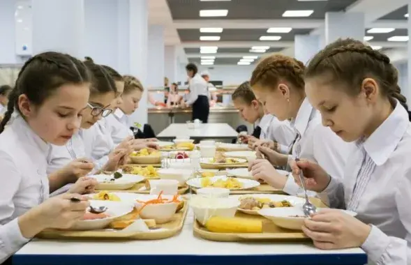 Как кормят в школьных столовых Польши и Беларуси?
