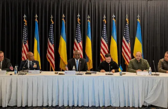 На "Рамштайн" у Германію прыехаў украінскі прэзідэнт Уладзімір Зяленскі
