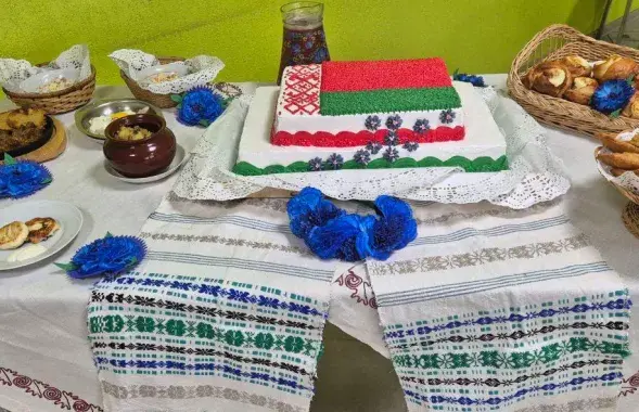 Працаўнікі прадпрыемства не пабаяліся з'есці чырвона-зялёны сцяг
