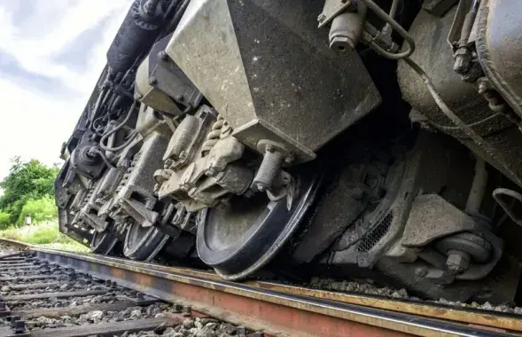З рэек сышлі лакаматыў і 11 вагонаў, ілюстрацыйнае фота
