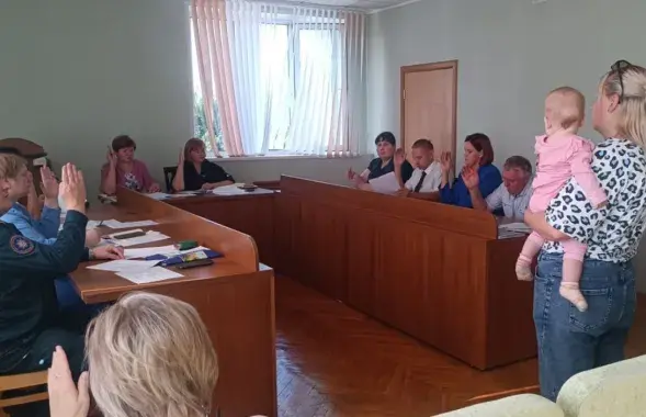 Голосование участников совета в присутствии семьи
