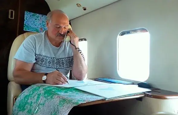 Лукашенко разговаривает по телефону в вертолете
